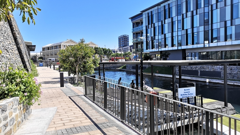 V and A Waterfront Canals Night Kayak image 6